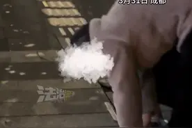 大妈拆除盲道的不锈钢条被路过女生制止，“盲人不是没有出门需求 他们的世界不应该是闯关模式”法律规定：对于因损坏盲道导致他人权益受损的 侵权人应当承担赔偿责任（畅）视频封面