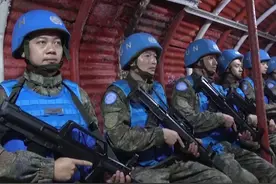 【中国410名赴黎巴嫩维和官兵全时穿戴防护装备】近日，以色列军队袭击了联合国驻黎巴嫩临时部队。中国第22批赴黎巴嫩维和部队410名官兵均平安；为应对交火波及，采取了全时穿戴防护装备强化自身防护等措施。视频封面