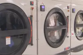 你的衣服送洗衣店后被洗坏过吗？#重庆洗染行业标准来了 。倡议还提出建立重庆洗涤事故鉴定中心，为消费者维权提供客观依据。视频封面