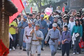 【人民评说】“跟着团长打县城”，身临其境长精神 #跟着团长打县城 拿着道具大刀、手枪，随着“八路军”冲进“县城”。山东临沂沂南县常山庄村推出的《跟着团长打县城》，最近吸引不少游客前来体验。大家穿越时空，感受战争年代的激情火热，既有趣、刺激，还有教育意义。在景区，还能体验《重走支前路》《歌声里的红嫂》等等沉浸式互动演出，全方位了解沂蒙革命老区的红色往事。有网友调侃：这么好的项目，怎么才来汇报？

      不只是在沂南，如今各地着力打造沉浸式文旅产业。景区节目演出，不再单调刻板，而是融合了戏剧，巡游等多种元素，文化味儿十足。游客不再走马观花，而是从参观变成深度参与，体验感满满。来到山东台儿庄，伴着摇橹姑娘的悠扬歌声，惬意地徜徉在，古运河之上。前往广东深圳，戴上VR头显，回到盛唐时期，体验诗画长安。以文塑旅，以旅彰文，让文化传播更具互动性和新鲜感，让旅游体验更立体，更丰富。
 
      聚焦品质化旅游消费需求，进一步挖掘景点文化内涵，不断创新表达呈现方式，为观众带来更多愉悦、震撼的视听感受。有感官体验，能产生精神共鸣，这样的旅游服务，才能让消费者觉得值回票价。（作者：肖家鑫）#人民评说视频封面