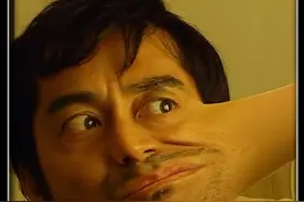 男人吃了一口蓝色水果，结果身体变成了橡胶<2/3>#我的观影报告视频封面