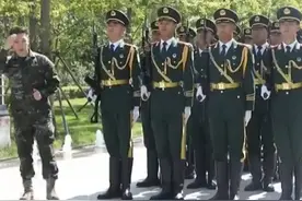 据央视军事10月10日报道，武警山西总队太原支队有一支战士发起组建的国旗护卫队，1米8的记者和他们比身高像小弟弟。视频封面