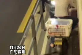 俩送餐小哥“狭路相逢”低头玩手机互不相让 围观群众出谋划策#外卖小哥 