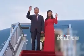 越共中央总书记、国家主席苏林抵达北京，高级代表团陪同访华，其中有5位越共中央政治局委员视频封面