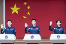 6月4日11时，#神舟十四号3名航天员陈冬、刘洋和蔡旭哲在酒泉卫星发射中心问天阁，与媒体记者见面，并答记者问。视频封面