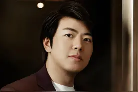 为何郎朗吃桃要用纸巾包裹？直到一份保险金额曝光，才知他的手有多金贵#郎朗 #吉娜 #明星人物传  #娱乐资讯 #明星八卦视频封面