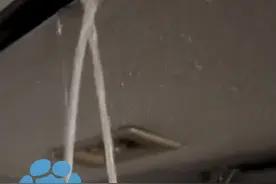 3月10日湖南常德，男子开去加油站自助洗车，坐车里秒变“淋浴”，“车太脏了洗车店不给洗，想自助洗车冲一下结果漏水了”视频封面