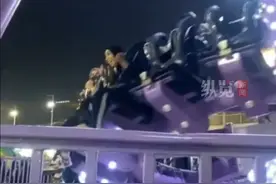 7月30日，沙特阿拉伯一公园游乐场内的“大摆锤”升降臂突然断裂坠落。事故造成23人受伤，包括数名女孩，其中3人伤势严重。当地有关部门已展开调查并审查设施是否符合安全标准。（世面）