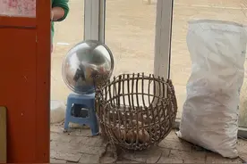 我们牧区人一年四季基本吃的就是自己家炼出来这点油对于我们家来说颇为珍贵，这是我们要吃一整年的量。#牛油 #草原美食视频封面