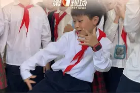 深圳一小学生课间跳舞视频走红网络，“松弛感”获得网友纷纷点赞评论，音乐一响他整个人都在发光#深圳 #课间十分钟 #校园生活 @抖音短视频视频封面