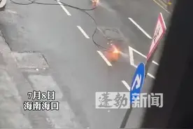 暴雨中路边电线掉落路面 断口处不断冒火花 消防现场处置 旁边有车辆穿行 千万注意安全 #海南 #海口 #海口暴雨 #电线视频封面