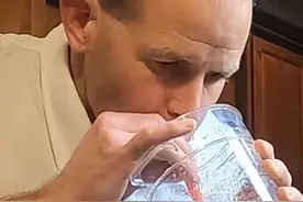 已经开始流口水了！13秒喝完一升柠檬汁！ 根据纪录规则，挑战使用的柠檬汁必须是纯柠檬汁，不许添加水和糖；吸管长至少150毫米，吸管直径不大于1厘米，快艾特你的好兄弟一起挑战一下！#吉尼斯世界纪录 #柠檬汁挑战视频封面