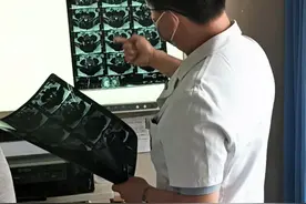 摔了一跤间盘突出了屁股到腿又疼又麻建议积极采取微创治疗视频封面