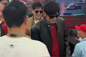 周杰伦，林志颖现身F1上海大奖赛，周杰伦在社媒上晒出现场合影，林志颖受邀为冠、亚、季军颁奖，仲夏夜之星的仲天骐和头文字D的藤原拓海在这个春天重逢#F1 #周杰伦 #林志颖视频封面