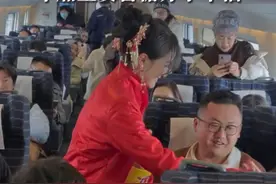 因大雪封路，新娘坐高铁奔赴婚礼现场， 全家20多个人一起去送亲，车厢里发喜糖分享幸福#媒体精选计划 （来源：@探险家.☁️ @影美文化 ）视频封面