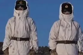 近日，祖国最北哨岗上的哨兵在-40℃的天气中纹丝不动， 路过的游客们一度以为是“仿真人”，脱掉手套敬礼的时候，瞬间泪流满目……网友：致敬每一位边防战士！视频封面