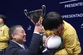 2025国际乒联世界杯刘国梁为孙颖莎颁发冠军奖杯视频封面