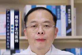 青少年社交恐惧症有哪些症状？ #涨知识 青少年社交恐惧症一般可与遗传因素、家庭因素及社会因素有关，患者可具体表现为焦虑行为、回避行为及自主神经兴奋等症状，建议及时到医院的精神科就医，明确原因后积极治疗。
1、焦虑行为：患者可表现为对社交场合和人际接触过分担心、紧张和害怕，会怕别人看出自己焦虑紧张，怕别人看出自己动作笨拙，或者举止不自然，害怕别人会嘲笑、负性评价自己。随着病情发展可能会出现预期性焦虑，即在未发生社交的情况下，担心出现尴尬或者脸红等不良预期，该预期会使社交时更容易出现焦虑表现，患者更加拘束、紧张不安；
2、回避行为：尤其是在公开场合或社交场合，通常在尽可能完成必需的社交行为后就匆忙离去。尽管患者意识到这种紧张和恐惧不合理，但仍然设法回避相关的社交场合，在极端情形下可导致自我社会隔离，这些回避行为可严重影响患者的个人生活、职业功能和社会关系；
3、自主神经兴奋：由焦虑或紧张情绪，可引起自主神经的兴奋，可出现肌肉血管舒张，抑制胃肠道活动，使得患者出现汗腺分泌的症状，可表现为心慌、胸闷、出汗、坐立不安、脸红、手抖、不敢与他人对视等。#硬核健康科普dou来说 @创作灵感小助手视频封面