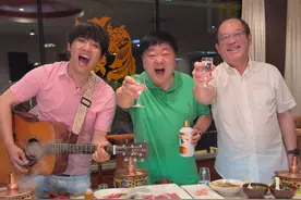 你们和小学同学还有联系吗？二十年未见的老同学相聚[啤酒][啤酒]  #心动打卡指南   #洪剑涛的美食之旅   #洪剑涛的种草地图   #碧春酱香酒