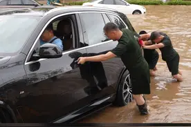 近日，秦皇岛城区突降区域性大暴雨，路面积水猛增，众多车辆行人被困。武警秦皇岛支队火速行动，全力救援！（李军、肖牧奇、徐双全、王炜）视频封面