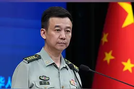 【“解放军从来不吃这一套！”】 近日，美军印太总部司令宣称，将实施一项名为“地狱景观”的计划，即部署数千艘无人潜艇、无人水面舰艇和无人飞机，“将台湾海峡变为无人地狱”。国防部回应：对于一些人的威胁与恫吓，我们从来就不吃这一套。视频封面
