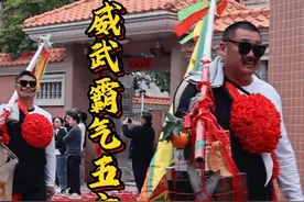 五方旗，又称五行旗、五丰旗、五峰旗，潮汕地区游神中常见的队伍；分别为白旗青旗黑旗红旗黄旗，对应金木水火土（西东北南中），十分讲究，扛五方旗者也是精挑细选。#民俗文化 #传统文化