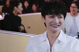 懂唇语的看过来#周深  到底说了什么让#张若昀  这么开心？#品质盛典红毯来了好多人 2025#电视剧品质盛典视频封面