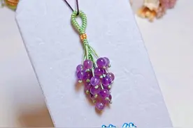 简单易学的【葡萄小挂件】的慢动作编绳教程 #葡萄挂件 #挂件编绳教程 #编绳教程 #手工diy #学会快去试试吧🔥视频封面