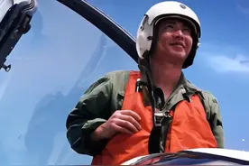 “81192，请返航！”24年前的今天，33岁的海军航空兵飞行员王伟，为保卫祖国领空，遭美机撞机被迫跳伞坠海，壮烈牺牲。英雄从未远去，我们不曾忘记！#王伟烈士牺牲24年了  #81192视频封面