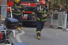 消防车 等在小区门口，物业却迟迟不抬杆，#消防员 一把掰开杆子。网友：你掰杆子的样子#太帅了 ！#时间就是生命 #消防安全 （来源：@Jemini ）视频封面