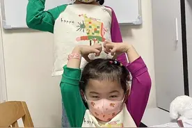 #4岁双胞胎捐造血干细胞救妈妈 网友：一声“不痛”听得眼泪下来了视频封面