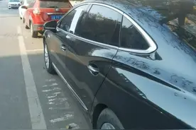 西安一路边多车欠费被贴律师函 收费员：有欠费上万元 12月24日，陕西西安。近日，有市民发现西安一街道多辆车被贴律师函。内容是催缴停车费，市民发现两车欠费高达2千多元。据收费员介绍这还不算最多的，最多的欠费高达上万元，并称公司会处理欠费最后还得交。#我的打卡足迹  #停车欠费 #停车费纠纷 #2024抖音生活记忆 #2024抖音生活记忆视频封面