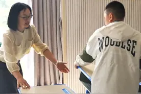 衢州小学女生骨折，全班陪她搬教室！  #浙里最暖衢州有礼  #教育   #妙衢频生好网ya    （看衢州）视频封面
