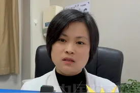睡眠科医生也喝咖啡，医生建议一天的咖啡摄入量不超过400毫克，大约是三到四杯标准美式咖啡，超过这个剂量可能会诱发心慌心悸的症状。常规一天一杯就够了，午后不建议喝。视频封面