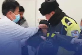 3月9日（发布），山东聊城，孩子高烧惊厥，妈妈送医途中因情绪紧张，不慎跌倒。交警把她扶起，接过孩子冲向医院。#山东dou知道 #正能量视频封面