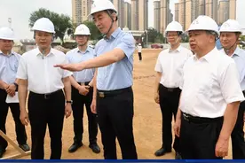 建设聚民心顺民意标志性项目！王琛第三次赴民主南路立交桥现场办公#玉林 #新闻视频封面