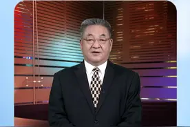 万斯个人信息泄露 特朗普要抛弃他了？ #直说热评  #美国大选 #万斯个人信息泄露 对美国副总统候选人的背景审查，被人比喻为“用望远镜进行结肠镜检查”，历届都一样。这个背景审查花费约一个多月的时间，来挖掘能在候选人身上找到的污点，其中一些负面因素要是曝光，那万斯就成了特朗普的“累赘”而不是“资产”了。而万斯的选前调查被外泄，是很重要的事，攸关选举成败。视频封面