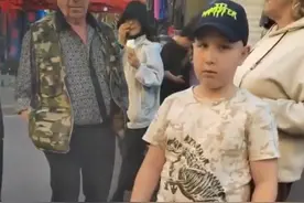 俄罗斯小孩到绥芬河摆摊，生意火爆超级受欢迎，网友：这么小就开始做跨国贸易了？视频封面