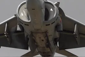 #RIAT航展 西班牙海军AV-8B“鹞式”战机悬停飞行、垂直降落展示。#军迷发烧友视频封面