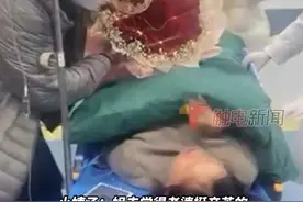 3月2日，江苏连云港一男子手捧鲜花，在医院产房门口迎接第三胎刨腹产的妻子，看到妻子的那一刻，男子心疼地直抹眼泪#妻子 #刨腹产 #感动 视频封面