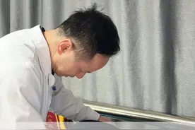 中学生两侧臀肌疼痛是怎么回事？长时间久坐或者剧烈运动都可能造成#臀部疼痛 #屁股痛 #久坐 #剧烈运动 #两侧臀肌痛视频封面