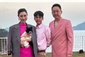 #李嘉欣 晒12岁儿子近照，模样呆萌个头已经赶上妈妈，网友喊话像王迅视频封面