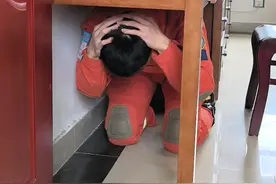 "地震来袭？消防员教你‘抖’出安全路！"（供稿：张震林 刘乾 卢富兵 唐浩龙）#地震知识科普 #中国消防救援视频封面