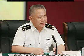 三任关长先后被查，拱北海关原关长赵民被开除党籍、取消待遇 （剪辑 宋时刚）据中央纪委国家监委驻海关总署纪检监察组、湖南省纪委监委3月24日消息：日前，中央纪委国家监委驻海关总署纪检监察组、湖南省监委对拱北海关原党组书记、关长赵民严重违纪违法问题进行了纪律审查和监察调查。
经查，赵民丧失理想信念，背弃初心使命，违反中央八项规定精神，违规接受礼品、礼金和宴请及旅游活动安排，将应由个人支付的费用交由他人支付，无偿借用他人车辆；利用亲属的职权或地位形成的便利条件，通过其他国家工作人员职务上的行为，为他人谋取不正当利益，并非法收受财物。
赵民严重违反党的廉洁纪律，构成严重职务违法并涉嫌利用影响力受贿犯罪，且在党的十八大后不收敛、不收手，性质严重，影响恶劣，应予严肃处理。依据《中国共产党纪律处分条例》《中华人民共和国监察法》《中华人民共和国公职人员政务处分法》等有关规定，经海关总署党委研究，决定给予赵民开除党籍处分；按规定取消其享受的待遇；收缴其违纪违法所得。湖南省监委将其涉嫌犯罪问题移送检察机关依法审查起诉，所涉财物一并移送。
这是官方首次披露，赵民已被查。公开信息显示，赵民，男，1957年3月出生，汉族，河北沧州人，中共党员，硕士，先后在衡阳市公安局、长沙市公安局、长沙海关、福州海关、重庆海关工作。2014年11月，赵民任拱北海关党组书记、关长（正厅局级），一级关务监督关衔。此前，拱北海关原党组书记、关长李蓝雪，拱北海关原党组书记、关长周斌，拱北海关党委委员、副关长熊振国等多人被查。#打虎拍蝇  #海关  #开除党籍视频封面
