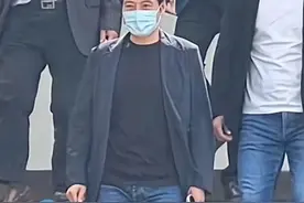 雷军回武大被热情围观，男生激情高喊：雷总 ，我一定努力买台SU7 Ultra！视频封面
