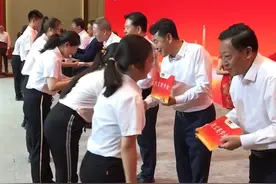 宁夏宝丰集团·燕宝慈善基金会8月31日向酒泉市全市大学新生发放燕宝奖学金。自2022年起，宝丰集团燕宝慈善基金每年对酒泉市考上大学的学生全部进行奖励资助，每人每年奖励4000元，4年奖励16000元、5年奖励20000元。 视频封面
