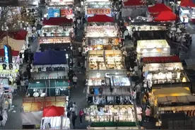 #义乌三挺路夜市丝滑入场  一声哨响 ，839户摊位20分钟内入场完成!（记者：魏婧媛）视频封面