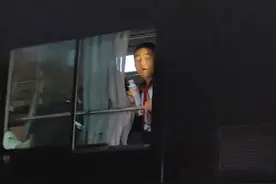 11月14日（发布）湖南，“姐姐，我要和你谈恋爱”社牛小孩哥拉开公交车车窗，向旁边车上女生勇敢“表白”网友：弟，能不能先让给哥，哥给你买辣条！视频封面