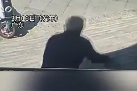 90岁爷爷和80岁奶奶相继摔倒在台阶上，幸好一位大哥冲过来扶住老奶奶，网友:大哥不愧是穿行政夹克的，没有任何犹豫（杉）视频封面