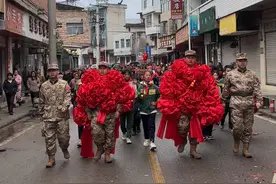 #贵州民族风情送兵仪式太有排面了 ！乡亲们纷纷为新兵戴上绸缎大花。（供稿：施秉县融媒体中心）视频封面